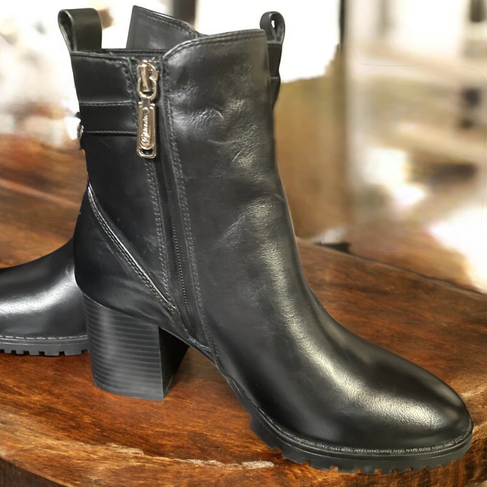 NWT Size 7 Women’s Black Blondo Tobi Ankle Blocked Boot